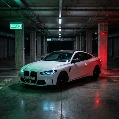 BMW на паркинге неон